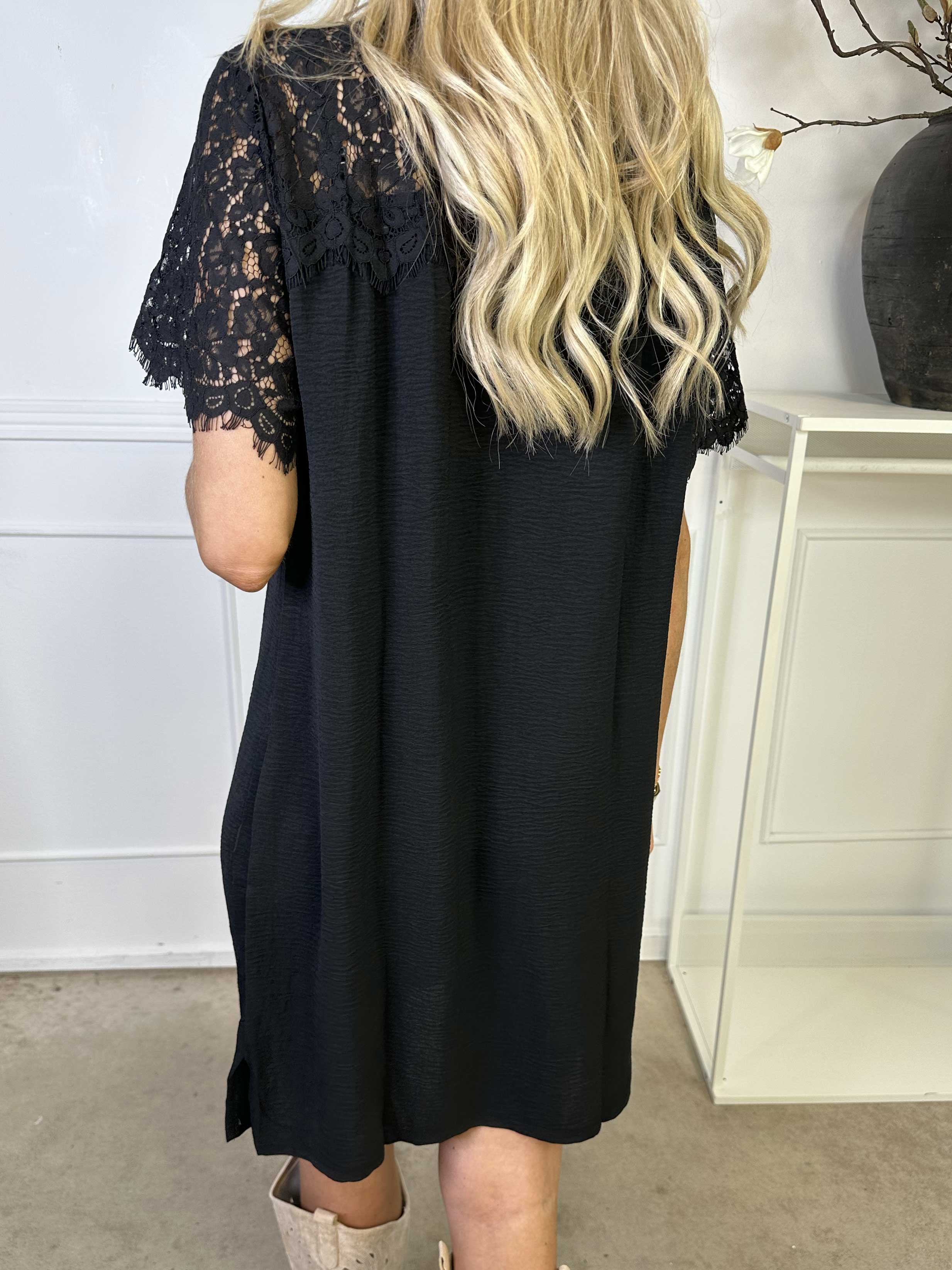 Tatjana - Sød tunikakjole med blonde foroven